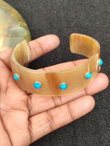 Bracelet manchette moderne en corne de buffle, bijou de mode contemporain fabriqué à partir de matériau authentique en corne naturelle - Product Image 1