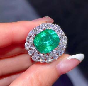 Bague de fiançailles de luxe en argent sterling 925 avec émeraude de laboratoire taille coussin et halo de zircone cubique, pierre précieuse verte - Product Image 2