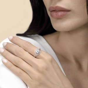 Anillo de Compromiso y Boda de Oro Blanco de 9K con Diamante Cultivado en Laboratorio de Corte Redondo de 1.70CT, Halo y Diseño de Tallo Dividido con Pavé para Mujer - Product Image 4