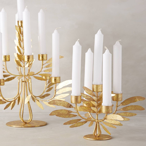 Candelabros dorados con detalles de pequeños pájaros y hojas para velas cónicas, disponibles a precios de mayorista. - Product Image 1