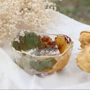Cuenco de Resina Floral Personalizado, Hecho y Pintado a Mano, Artesanía Atemporal para Preservación de Flores en Bodas y Recuerdos - Product Image 1