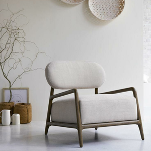 Sillón minimalista con detalles decorativos - Product Image 1