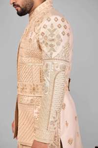 Sherwani para hombre con cuello mandarín, diseño frontal multipanel, sin arrugas, para bodas festivas, de tela tradicional de primera calidad con tacto divino. - Product Image 6