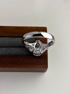 แหวนหมั้นเพชรทรงลูกแพร์ 3 กะรัต ได้รับการรับรองจาก IGI สี D ความสะอาด VS1 ตัวเรือนทองคำขาว 14K สำหรับผู้หญิง - Product Image 2