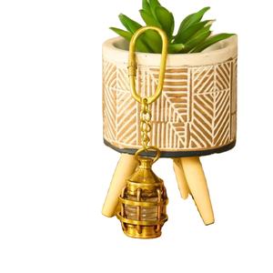 Porte-clés lanterne en laiton massif, design vintage, objet de collection, promotion - Product Image 3