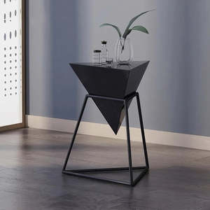 Table d'appoint moderne en métal noir à trois pieds pour salon et restaurant - Product Image 2