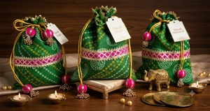 Sac Potli en coton vert fait main avec pompons roses et bordure dorée, cadeau de mariage indien - Product Image 4