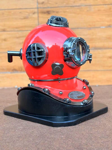 Casque de plongée vintage rouge fait main, décoration nautique, objet de collection maritime, casque de plongeur en eaux profondes, décoration pour maison côtière - Product Image 1