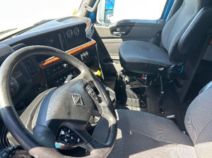 Camión Tractor International LT625 Sleeper 2021 en Excelente Estado, con Transmisión Automática, 404,272 Millas - Product Image 4