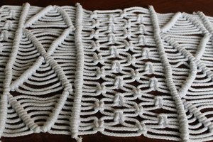 Chemin de table en macramé blanc en coton fait main, taille personnalisée, avec pompons, style bohème, pour mariage, 14x78 pouces - Product Image 2