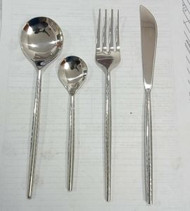 Ensemble de couverts de luxe en acier inoxydable avec manches martelées forgées à la main, finition polie miroir, pour hôtels 5 étoiles - Product Image 1