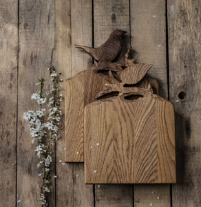 Tabla de cortar de madera grabada con flores silvestres, disponible a precios de mayorista para cocinas inspiradas en la naturaleza y para regalos. - Product Image 5