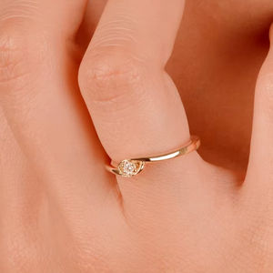 Anillo minimalista solitario con diamante redondo cultivado en laboratorio para mujer, oro sólido de 14k, elegante anillo de una sola piedra, regalo de promesa para ella. - Product Image 1