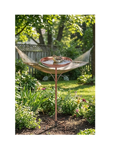 Bain d'oiseaux classique en métal pour jardin, patio, design élégant, base robuste, attirant les oiseaux, avec bassin de rétention d'eau. - Product Image 3