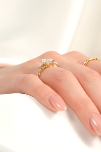 Bague de fiançailles en or massif 18 carats avec diamant taille émeraude et pierres latérales en forme de poire, style romantique pour femme, certifiée IGI - Product Image 4