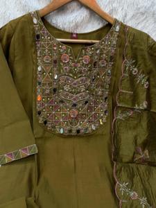 Conjunto de Kurti de Secado Rápido con Bordado de Seda de Mango y Viscosa Verde Oliva, con Dupatta, Ropa Casual Tradicional India y Pakistaní para Mujer - Product Image 3