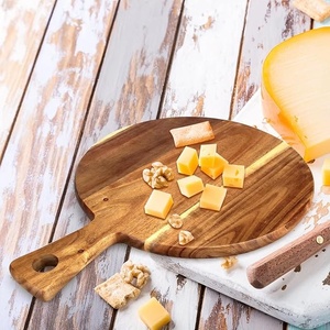 Tabla de cortar redonda de madera con mango para uso en la cocina - Product Image 4