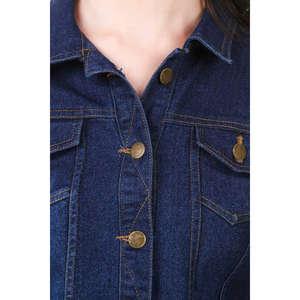 Veste en jean bleu clair pour femme, toucher doux, pour un style élégant et décontracté au quotidien, et un confort optimal en voyage, mode OEM. - Product Image 4