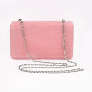 Bolso de mano de resina verde hecho a mano a la moda, bolso de noche estilo caja de acrílico brillante para fiestas, bodas y ocasiones especiales - Product Image 2