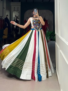 Blouse en rayonne avec miroir véritable et travail Gamthi, et Lehenga en rayonne avec travail en dentelle Gota Patti, Collection Spéciale Navratri - Product Image 1