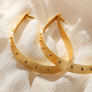 Boucles d'oreilles créoles florales en laiton plaqué or et zircon, faites à la main – Bijoux tendance pour femme, parfaits pour les soirées - Product Image 2