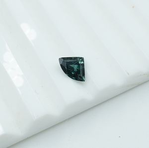 พลอยไพลินสีเขียวอมฟ้าธรรมชาติทรงคุชชั่น ขนาด 7x5x3.5 มม. น้ำหนัก 0.76 กะรัต สำหรับทำเครื่องประดับที่ไม่เหมือนใคร - Product Image 2