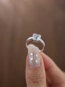 Anillo Solitario de Moissanita de Corte Asscher de 1 Quilate de Alta Demanda, Banda de Eternidad Simulada, Plata 925, Regalo Especial para Amigos - Product Image 4