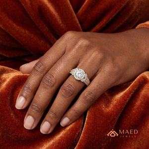 Bague de fiançailles en or avec trois pierres de moissanite taille ronde, bijoux de mariée pour femme, style élégant et tendance - Product Image 5