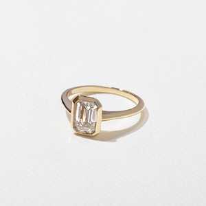 Bague de fiançailles solitaire minimaliste moderne en or 14k 18k avec diamant de laboratoire émeraude serti clos, vente en gros fabricant - Product Image 5