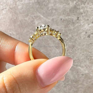Anillo de Compromiso y Matrimonio de Oro Blanco y Amarillo de 14k con Diamante Cultivado en Laboratorio de Corte Brillante IGI/GIA, Joyería Fina de Corte Ovalado, Anillo Eternity de Arin - Product Image 4