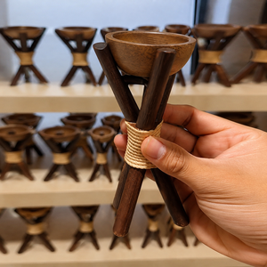 Quemador de incienso rústico de madera con diseño de trípode, cuenta con un recipiente de grano natural suelto que está firmemente atado con una cuerda trenzada. - Product Image 3