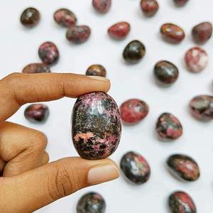 Pierres Roulées Naturelles de Rhodonite à Motif Sculpté Rose Guérison Reiki Méditation Énergie Décoration Vente en Gros Rajasthan - Product Image 2