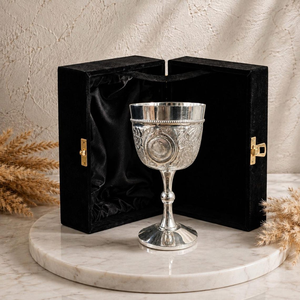 Gobelet gravé argenté avec relief floral orné et coffret de présentation décoratif – Calice élégant pour cérémonie de mariage et usage domestique - Product Image 1