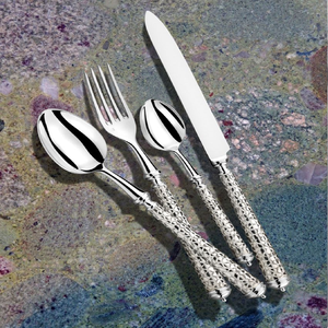 Couverts de luxe plaqués or avec des poignées crème de qualité supérieure, ornées de motifs dorés élégants. Disponibles à prix de gros. - Product Image 2