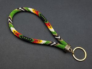 Cadena de muñeca hecha a mano con cuentas de arcoíris y espirales con cierre dorado – Accesorio artesanal colorido para llaves y tarjetas de identificación - Product Image 3