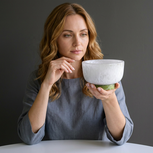 Bol de service en résine faite à la main de qualité supérieure, écologique, de qualité alimentaire, d'origine indienne, taille et couleur personnalisables, pour fêtes et salades - Product Image 1