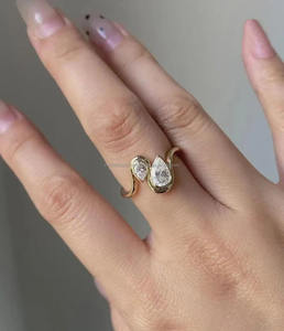 Anillo de Compromiso Toi Et Moi con Moissanita en Corte Pera, Plata 925 Chapada en Oro, Engaste de Puntas, Minimalista, Dos Piedras, Regalo de Boda - Product Image 6