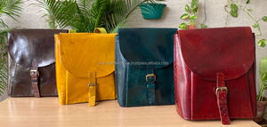 Mochila de cuero de caballo dos en uno con estilo unisex y bandolera de cuero duro único con cierre de cremallera forro de nailon - Product Image 4