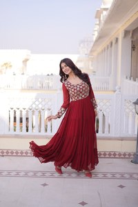 ชุดซัลวาร์ คามีซสำเร็จรูป ดีไซน์เนอร์พรีเมียมจาก ZAIN EXPORT คอลเลคชั่น 2026 ประดับเลื่อมลายดอกไม้ ปักดิ้นทองแบบท่อ ทันสมัย แห้งเร็ว - Product Image 6