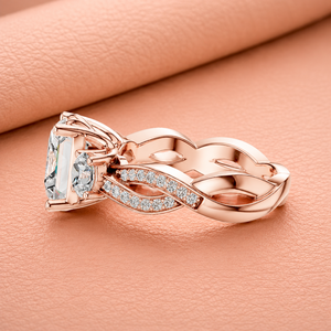 Anillo de Compromiso con Diamante Corte Princesa, Banda Trenzada en Oro Rosa, Anillo Nupcial de Lujo con Tres Piedras, Regalo de Joyería para Boda - Product Image 3
