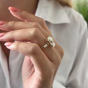 Bague de fiançailles géorgienne sertie de diamants de laboratoire ovales de 5 carats, or jaune 14 carats, certifiée IGI - Product Image 2