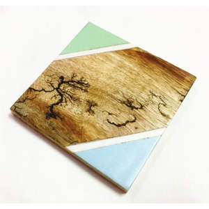 แผ่นรองแก้วไม้และเรซิ่นลายเรขาคณิตสี่เหลี่ยม ดีไซน์ลิชเทนเบิร์ก งานศิลปะแฟร็กทัลสุดหรูสำหรับบ้าน - Product Image 1