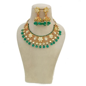 Ensemble de bijoux de mariée indiens RAY FINE ORNATES en laiton plaqué or vintage avec pierres roses rubis pour les occasions de mariage - Product Image 2
