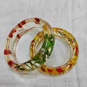 Pulsera de resina pulida con acabado liso, joyería de resina con efecto cristal, pulseras de resina artesanales, pulsera de resina con flores secas - Product Image 5