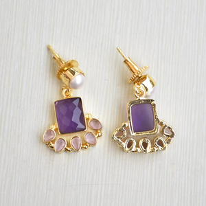 Pendientes de latón al por mayor con amatista y perlas de agua dulce, chapados en oro de 18 quilates, joyería clásica y moderna para exportación a granel. - Product Image 6