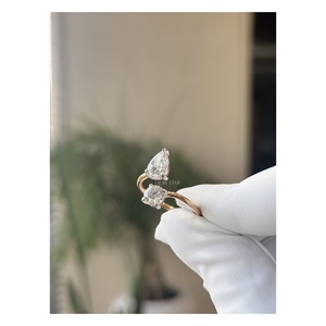 แหวนเพชรทรงลูกแพร์ QUBE STAR Radiant Modern Pear Lab Grown Diamond แบบเปิด 1.60 กะรัต ทอง 14KT ฝังเพชรสองเม็ด ดีไซน์หรูหรา เหมาะสำหรับงานปาร์ตี้ - Product Image 5