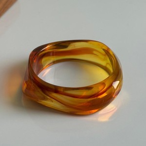 Brazalete Clásico de Resina Negra Hecho a Mano con Acabado Brillante para Mujer, Joyería Elegante y Moderna, Accesorio de Muñeca - Product Image 6