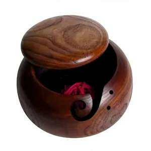 Bol à fil en bois rond au design simple, durable, support pour tricot et crochet avec découpe intégrée - Product Image 1