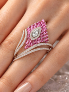Anillo de cóctel de lujo para mujer en oro macizo de 18 quilates con diamante de corte marquesa y zafiros rosas, diseño floral con engaste pavé en oro rosa. - Product Image 1