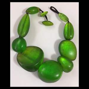 Collier en bois et résine, accessoire de mode parfait avec cristaux pour toutes les occasions - Product Image 6
